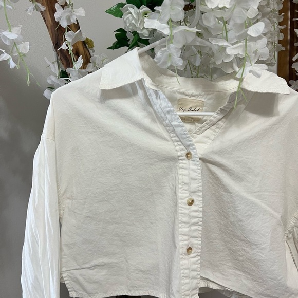Elegant White Button-Up Women's Top - Picture 3 of 7